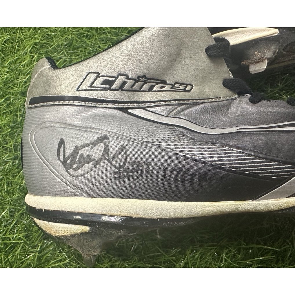 Ichiro Suzuki 2012 Mariners Yankees Game Used Cleats Signed  display picture 1